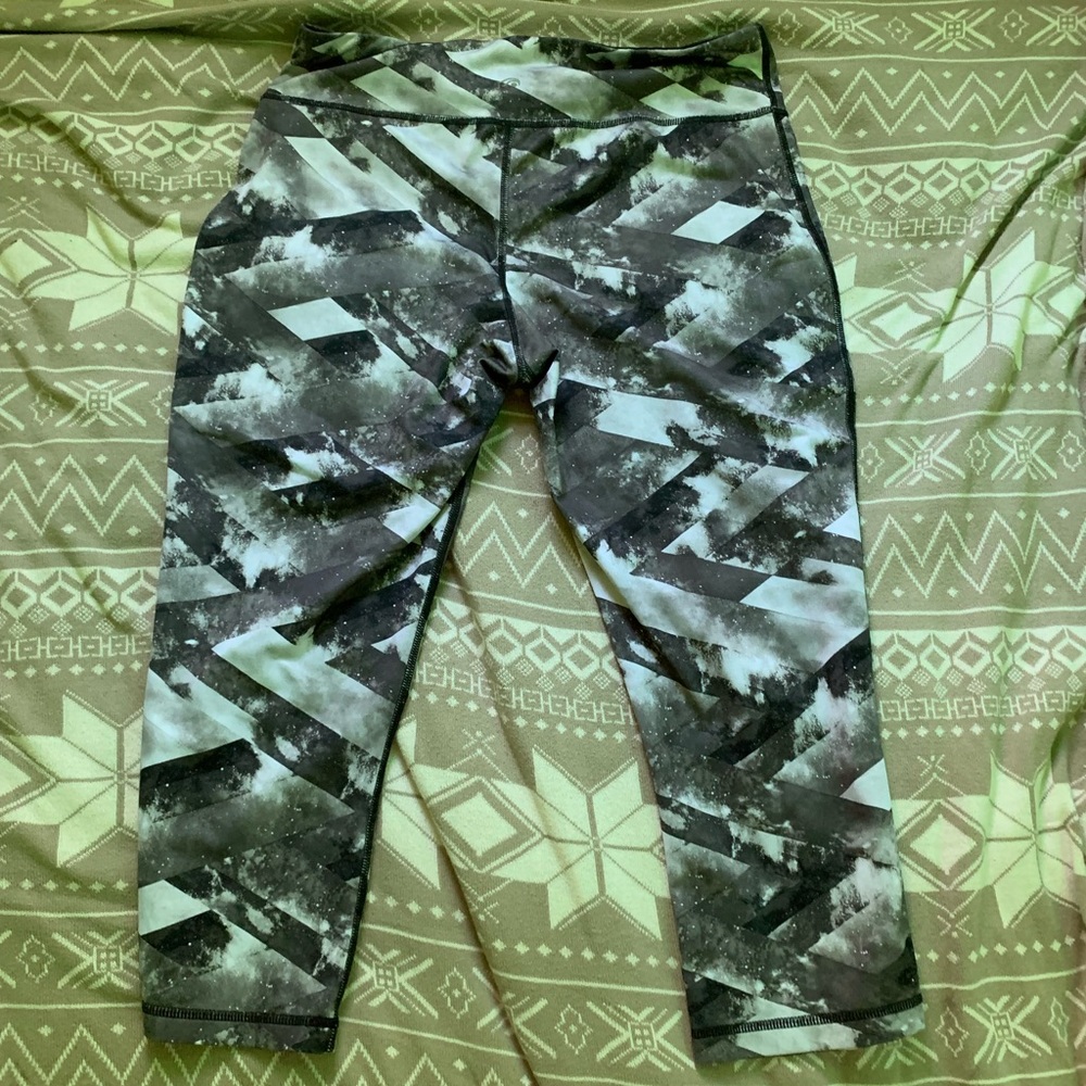 Patterned Capri Leggings - Picture 5 of 5